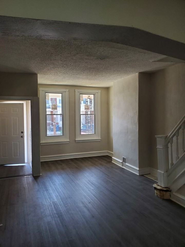 1937 E Tioga St - Photo 4 of 15