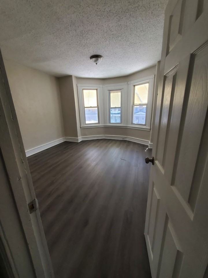 1937 E Tioga St - Photo 6 of 15