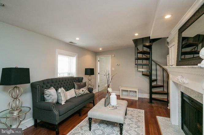 1708 Wallace St #301 - Photo 3 of 16