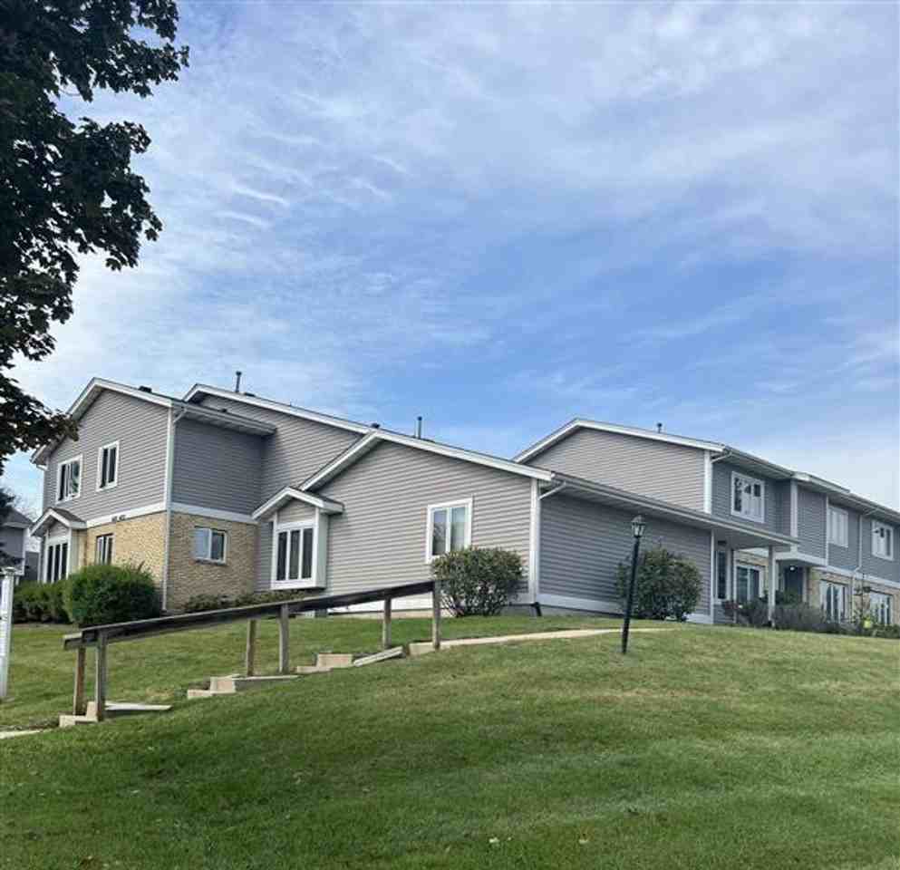 1st Month FREE and REDUCED rent on select few townhomes, hurry and apply before this opportunity slips away! - Photo 4 of 9