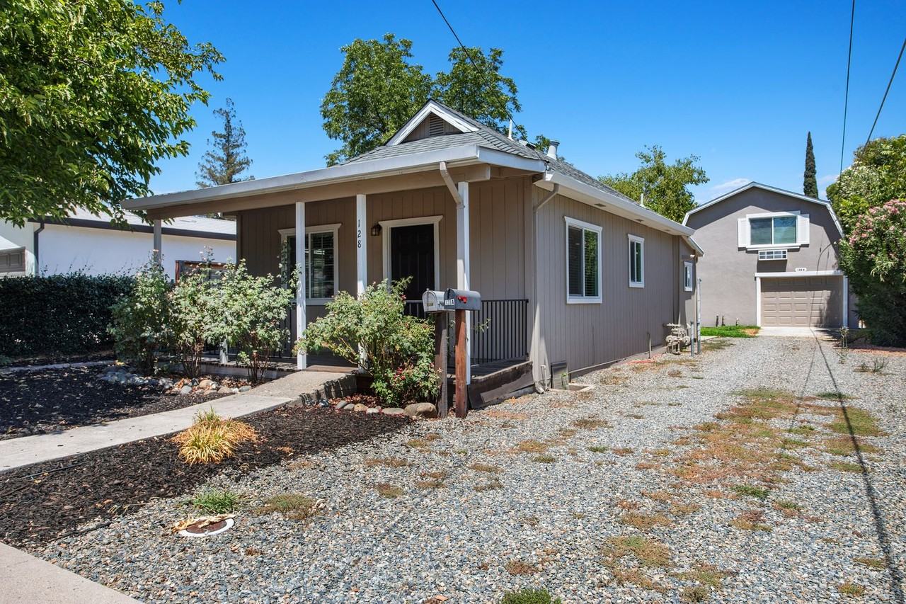 128 Birch St - Photo 3 of 17