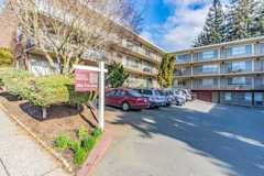 Prime location for walkable living near shops and restaurants! - Photo 1 of 1