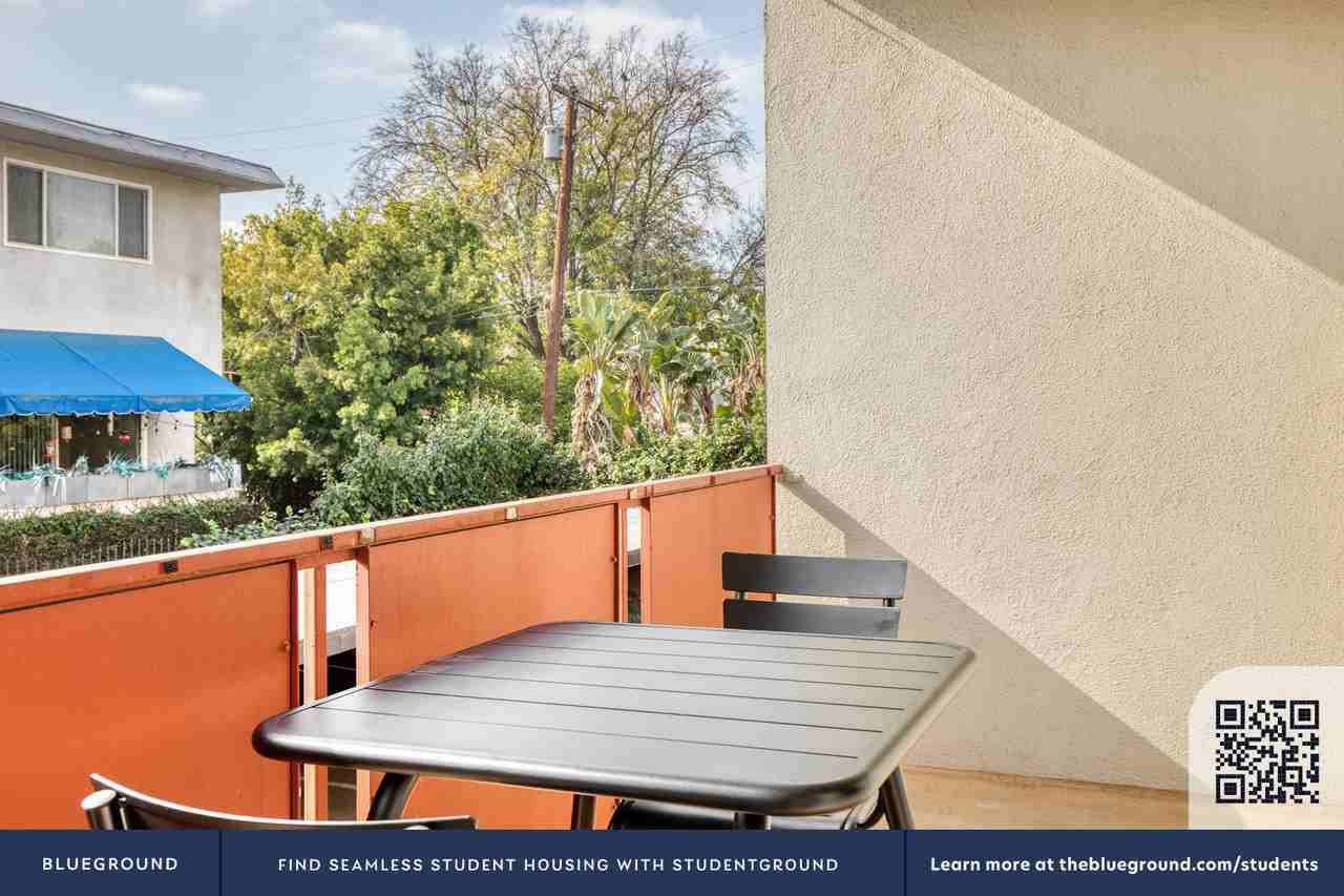 4851 Hazeltine Avenue - Photo 7 of 52