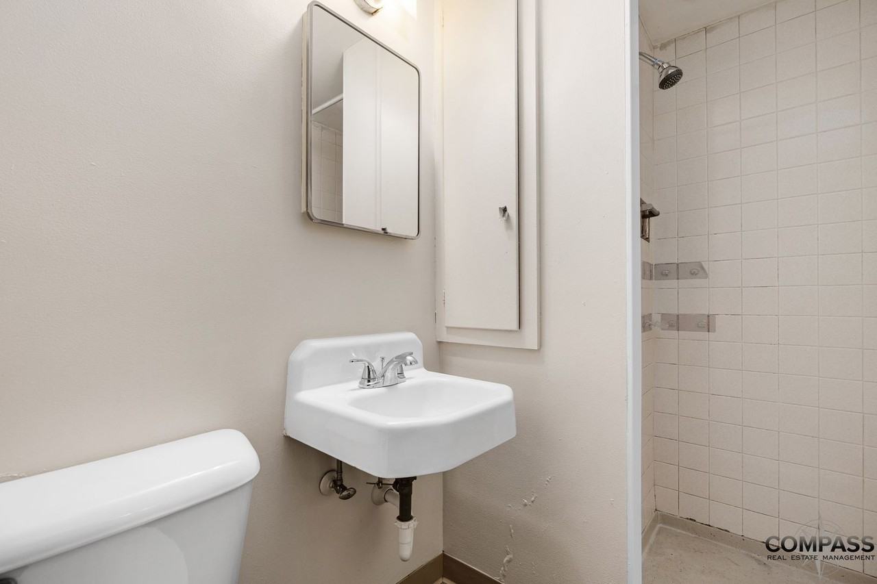 GREAT DOWNTOWN STUDIO - Photo 7 of 23