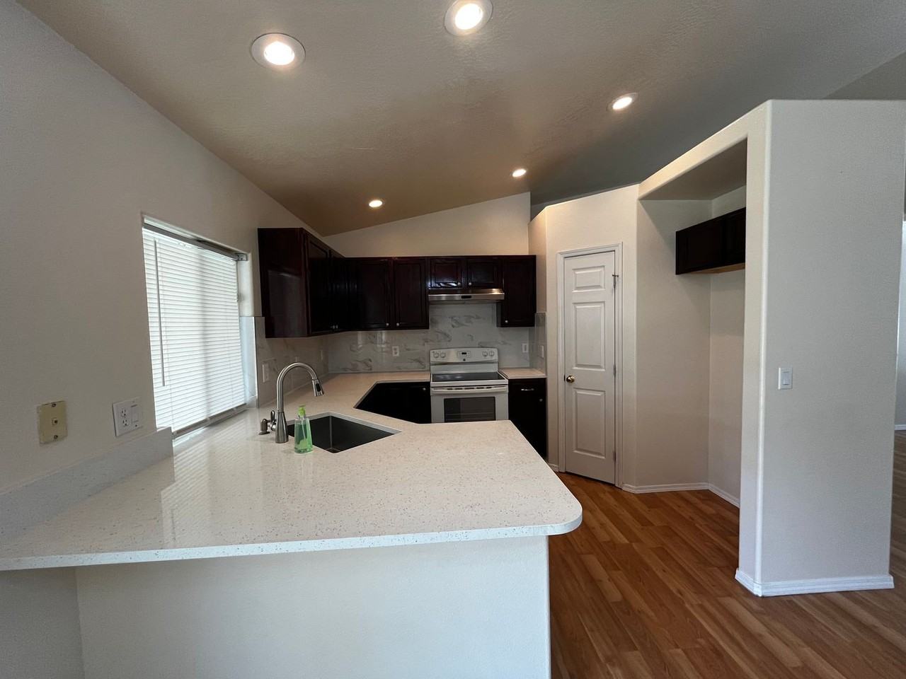 11283 W Glen Ellyn Dr - Photo 4 of 29