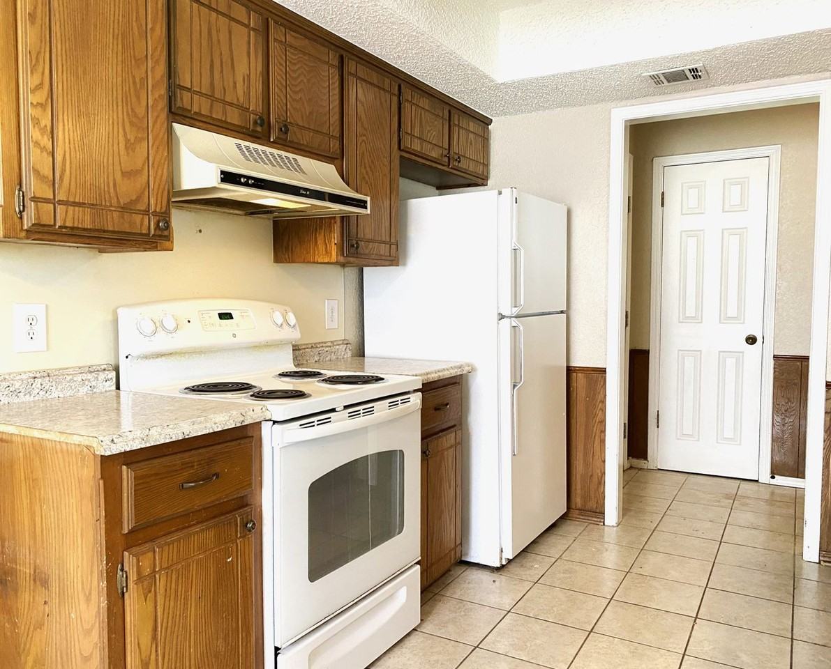 1120 Southwest 101st Street - Photo 6 of 9