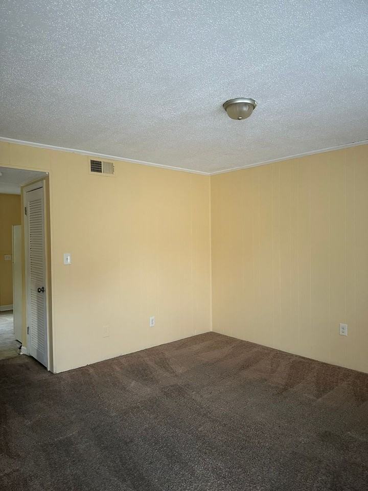 White Street - Photo 3 of 3