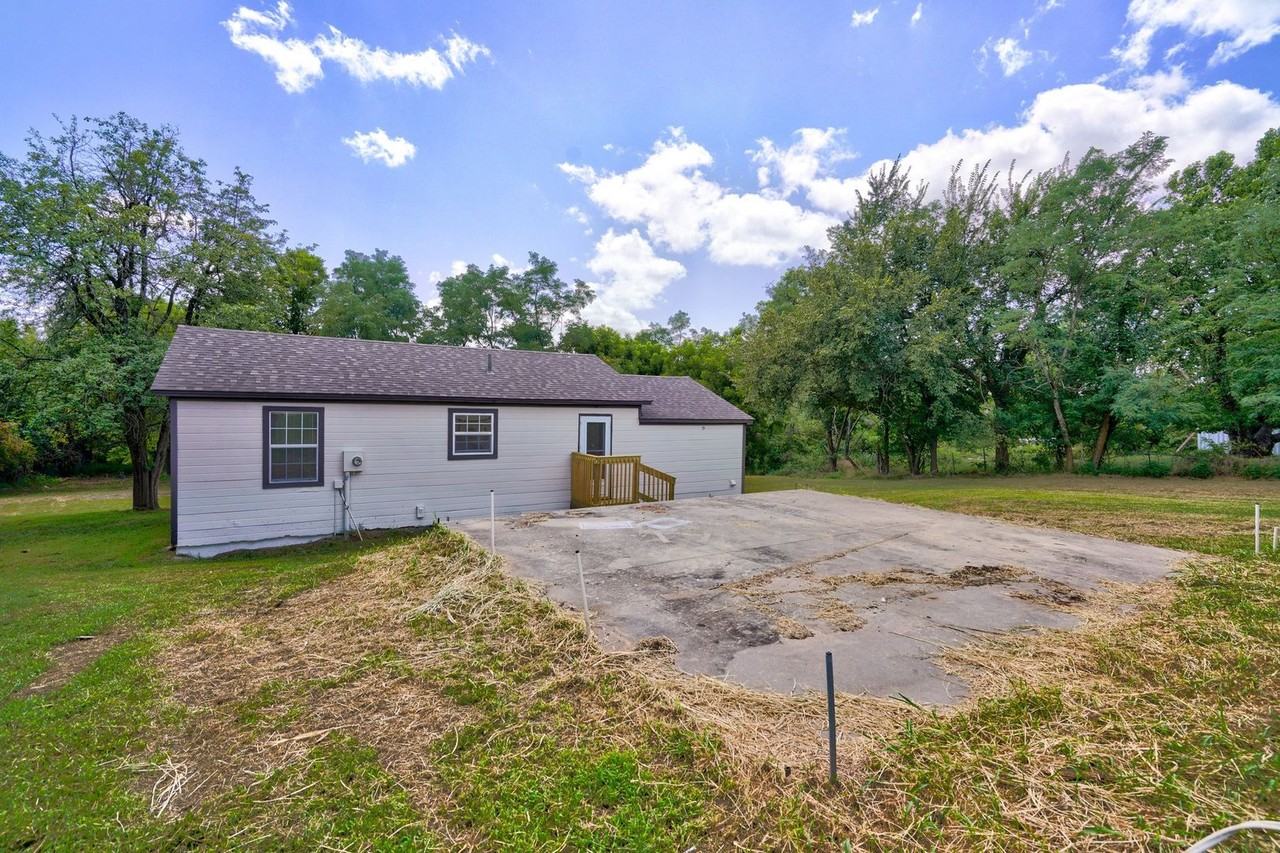 21830 Se 44th St - Photo 2 of 16