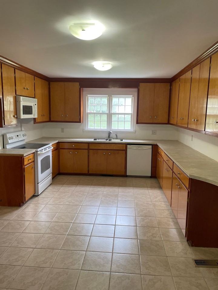 2795 Kecoughtan Rd - Photo 3 of 9