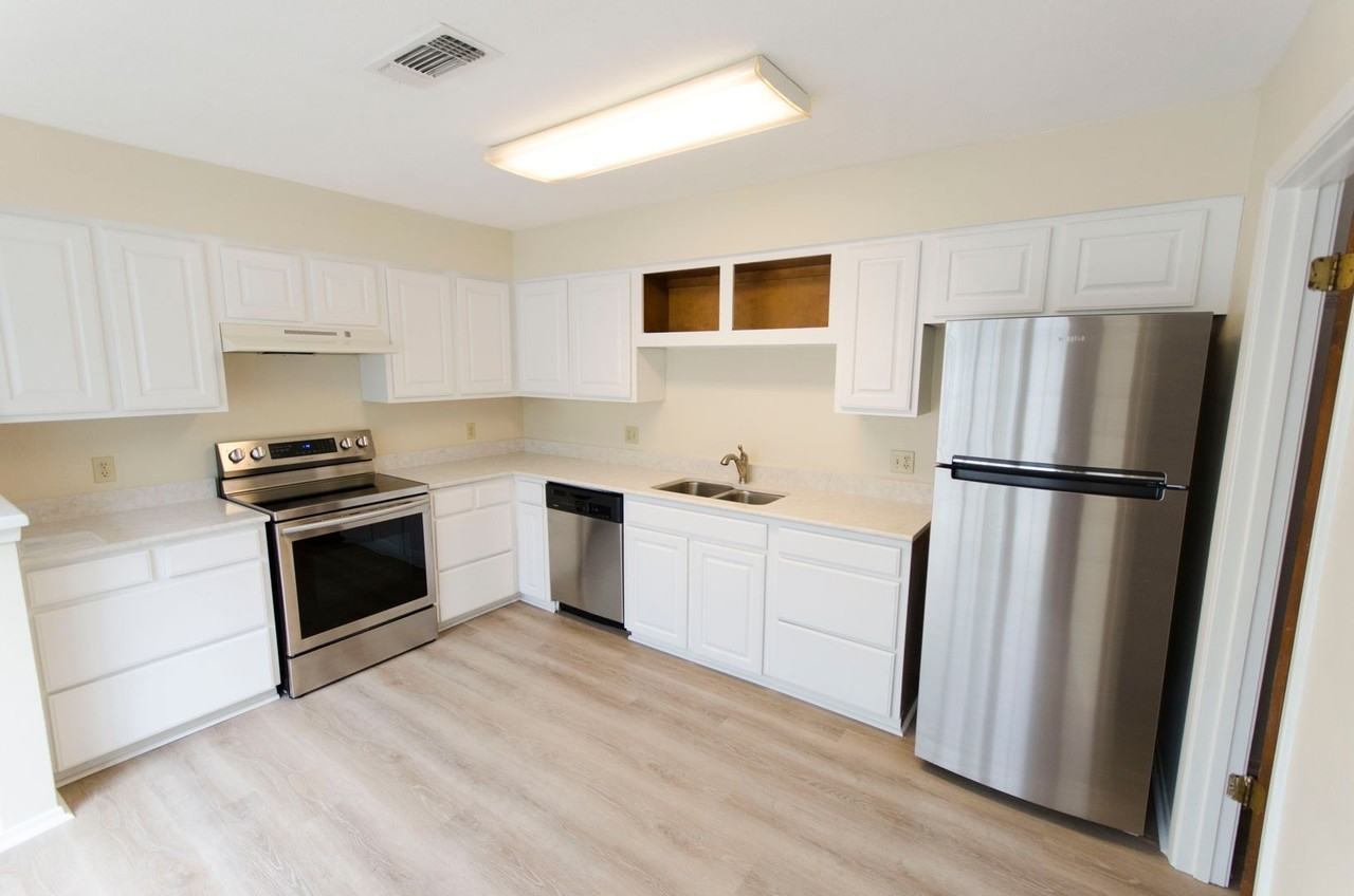 915 Todd Ln - Photo 2 of 17