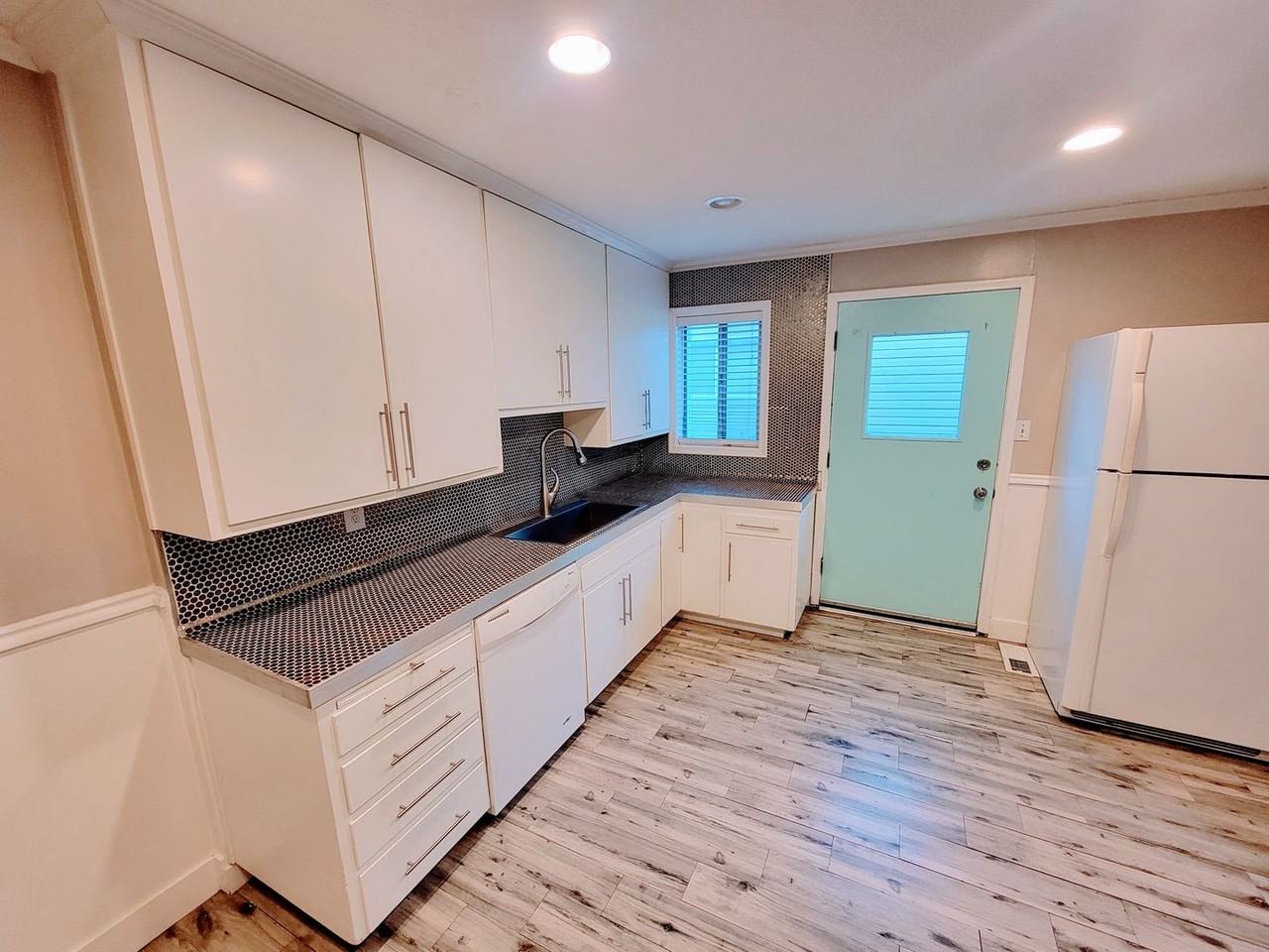 494 W 1st Ave - Photo 5 of 16