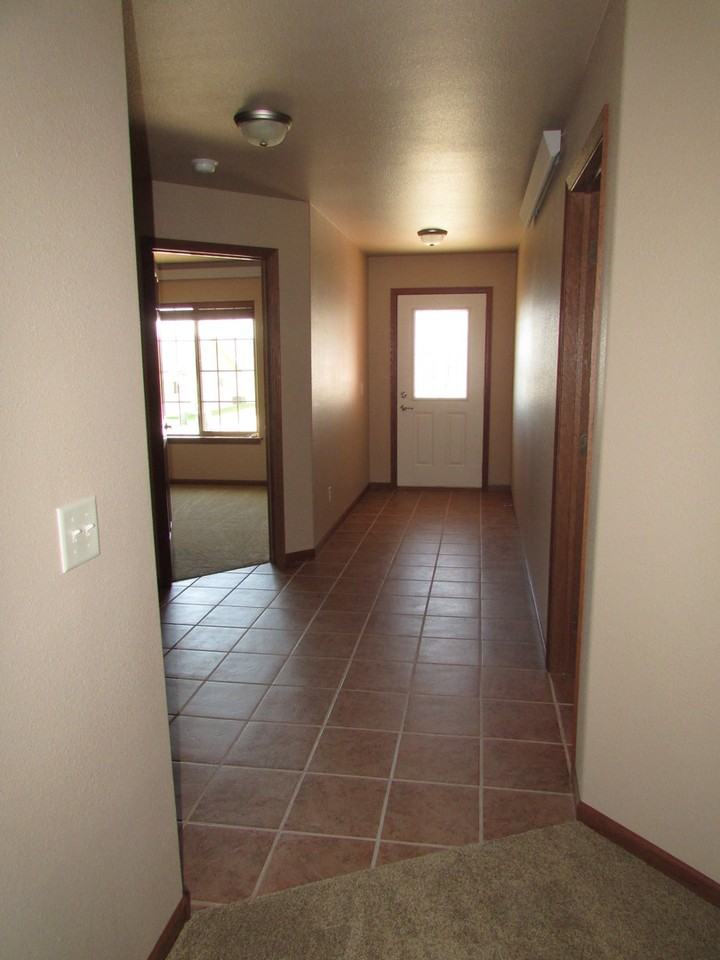 415 Sapphire Ln - Photo 2 of 14