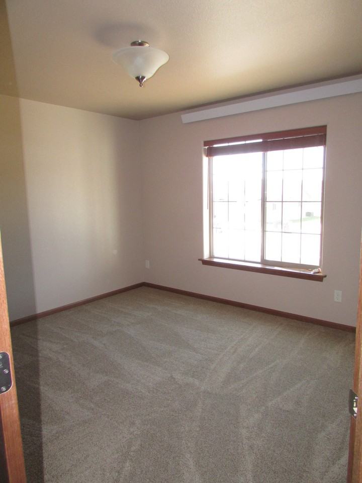 415 Sapphire Ln - Photo 3 of 14