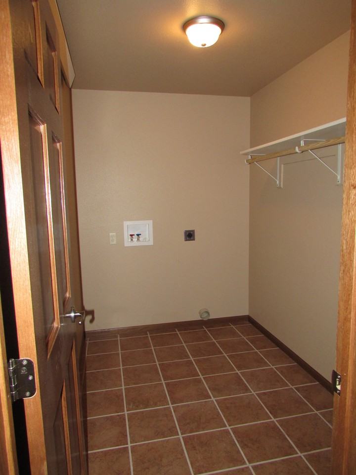 415 Sapphire Ln - Photo 4 of 14