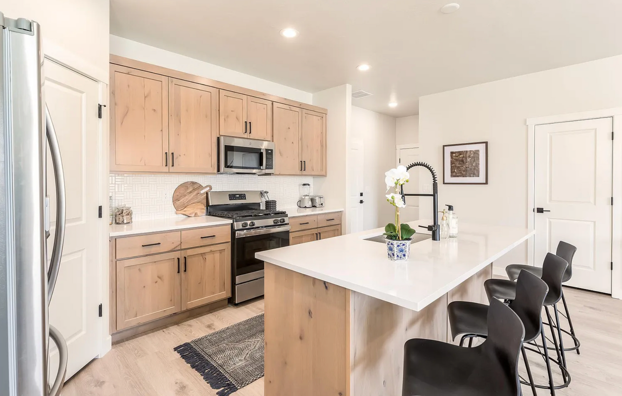 593 S 1020 W - Photo 2 of 21