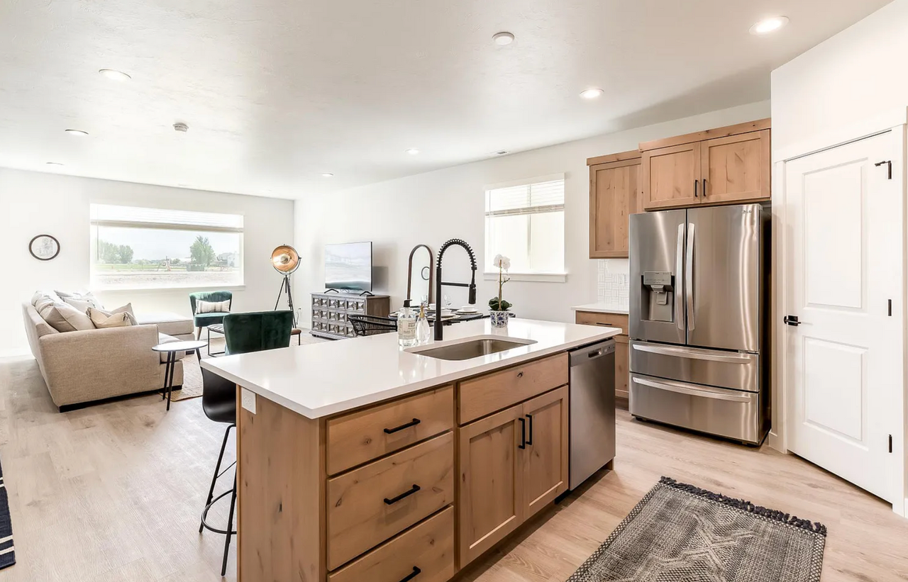 593 S 1020 W - Photo 3 of 21