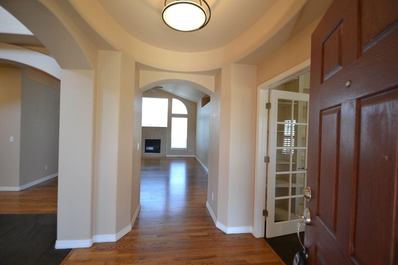 1077 Glengary Pl - Photo 2 of 37