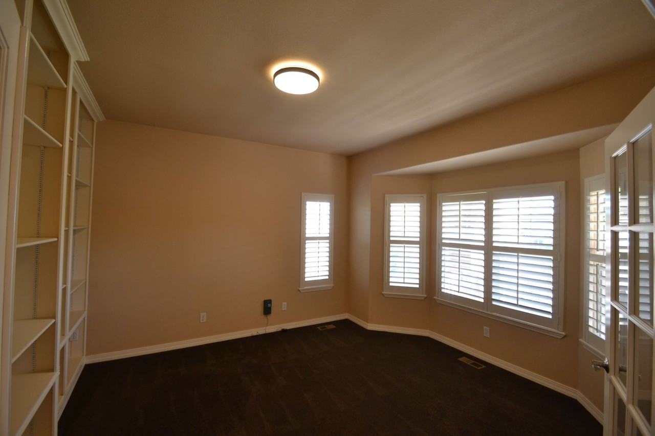 1077 Glengary Pl - Photo 3 of 37