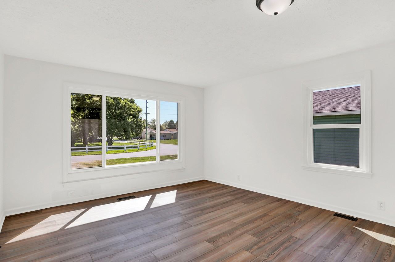 898 Glendale Dr - Photo 4 of 8