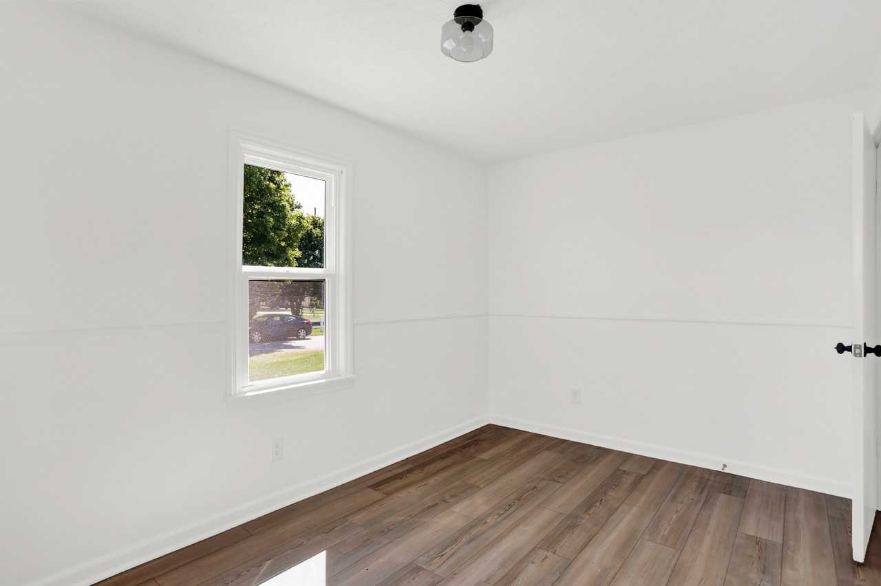 898 Glendale Dr - Photo 6 of 8