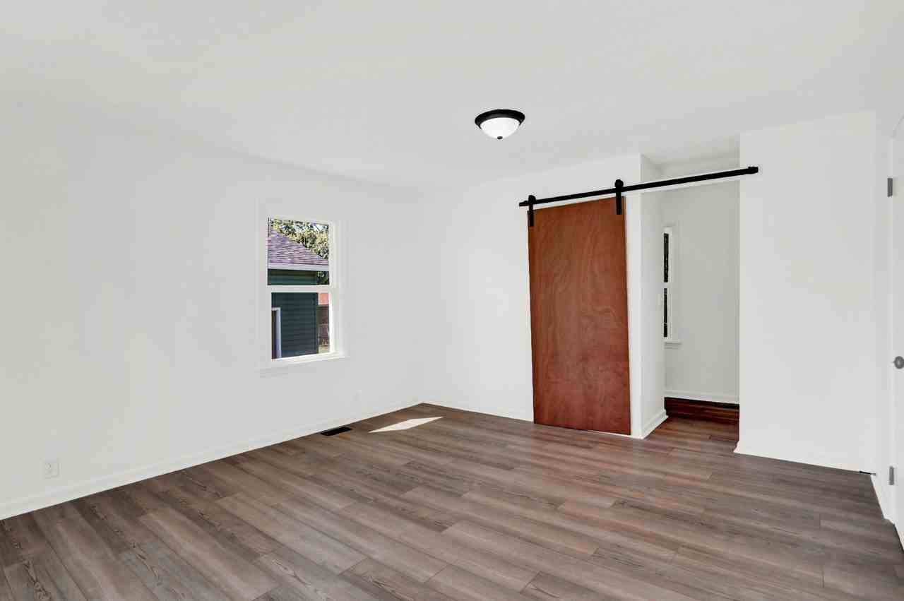 898 Glendale Dr - Photo 7 of 8