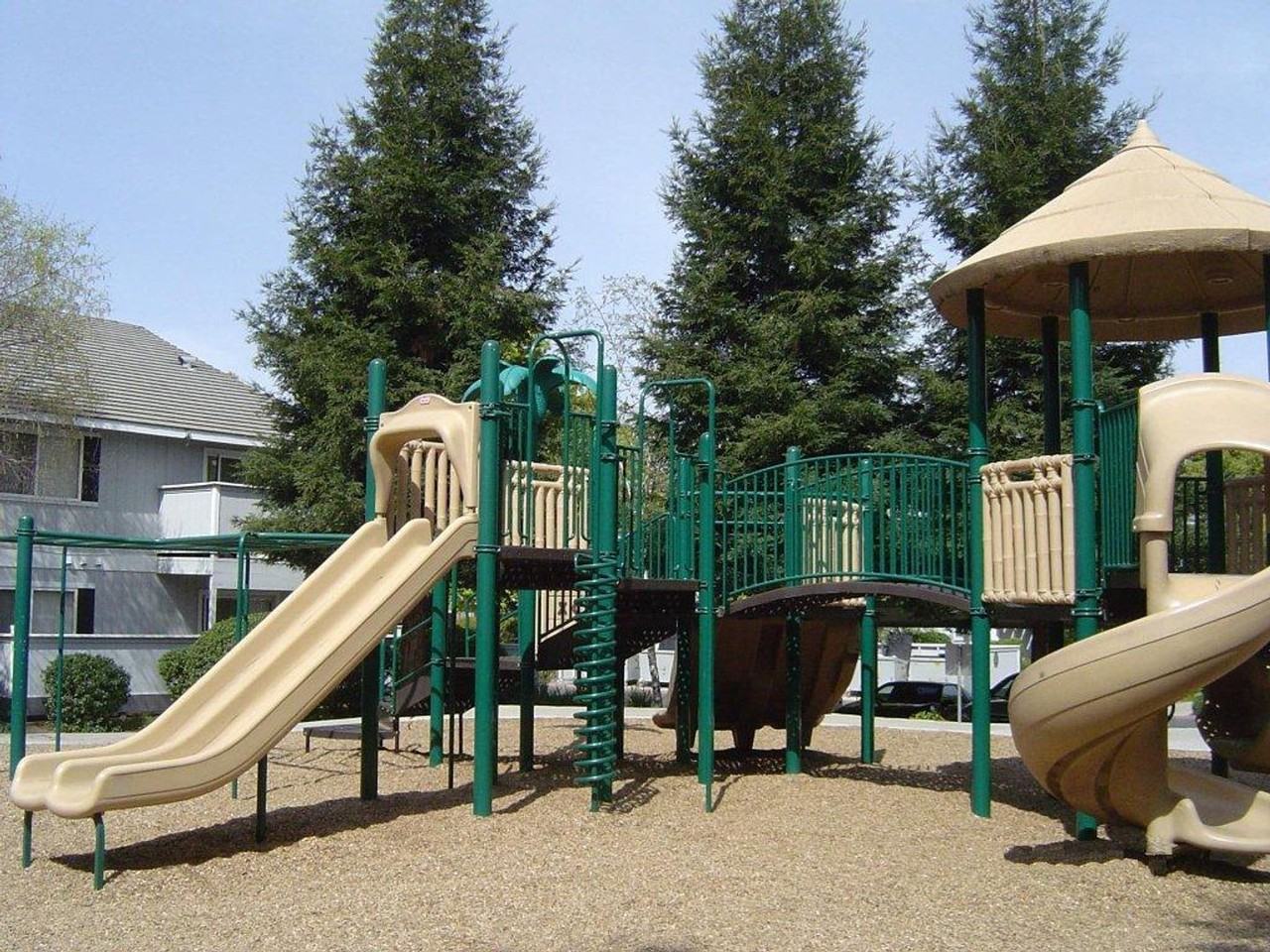 2052 Willowbrook Dr - Photo 2 of 2