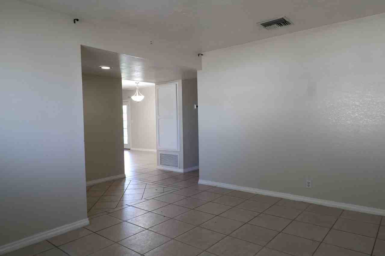 528 S Sorrel St - Photo 2 of 20