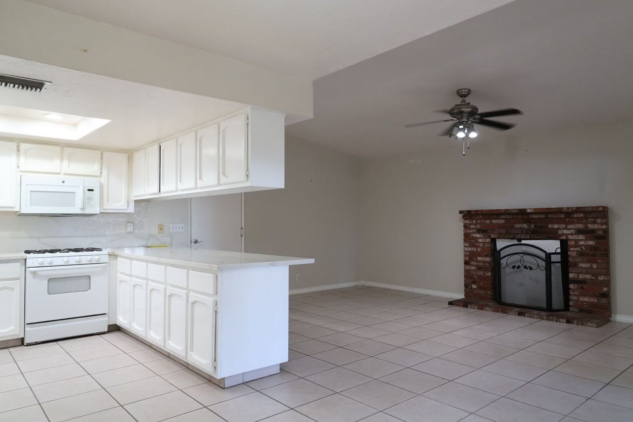 528 S Sorrel St - Photo 3 of 20