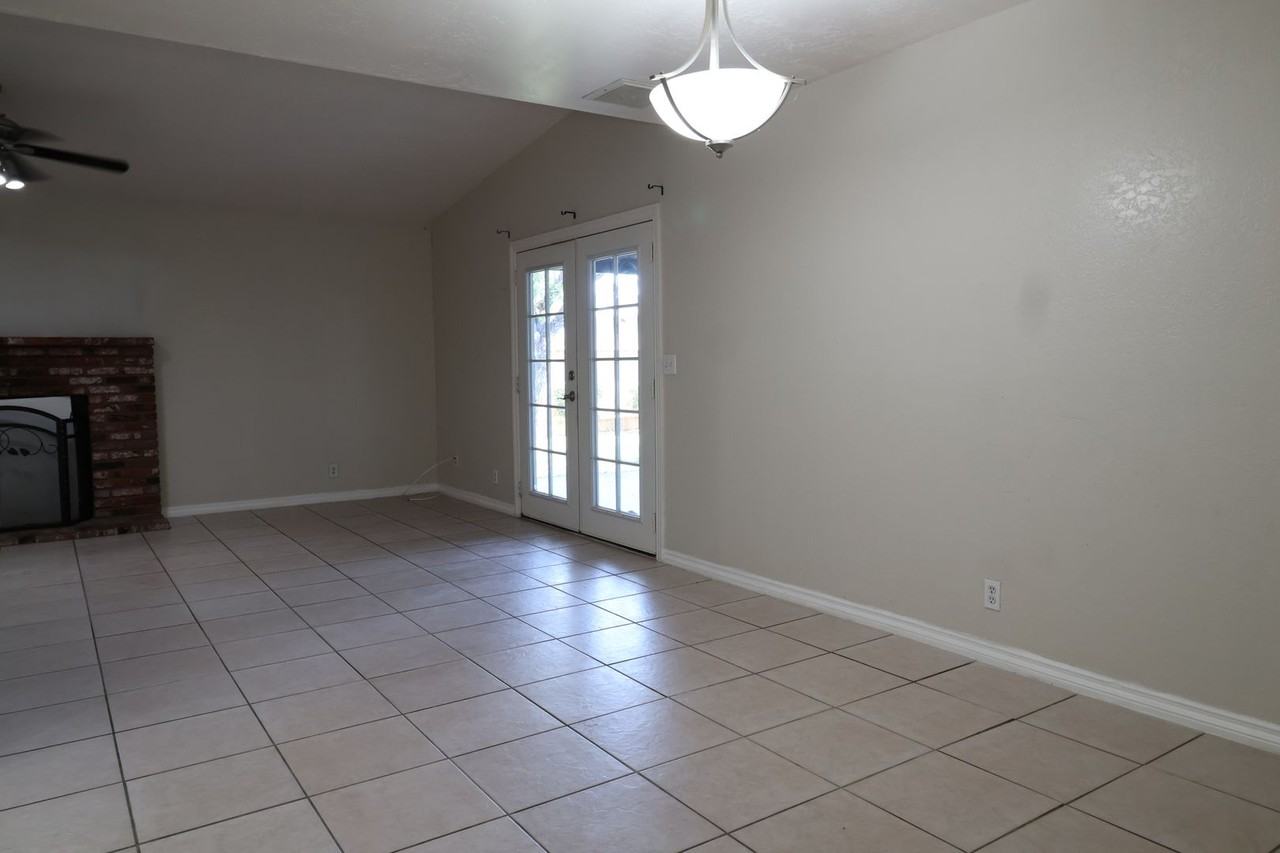 528 S Sorrel St - Photo 5 of 20