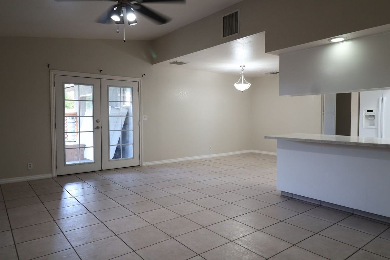 528 S Sorrel St - Photo 7 of 20