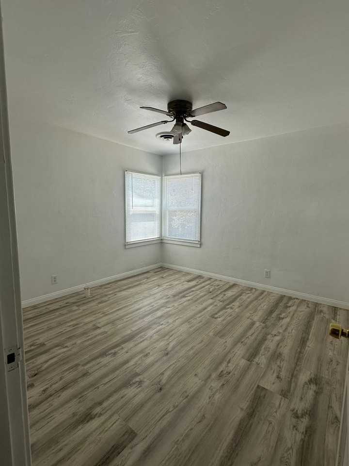 3708 Broadmoor St - Photo 7 of 9