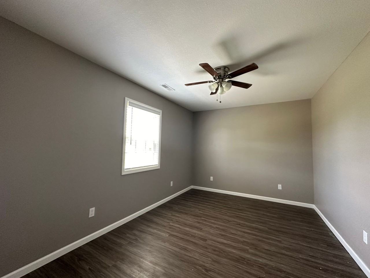 320 Grady Dr - Photo 3 of 8