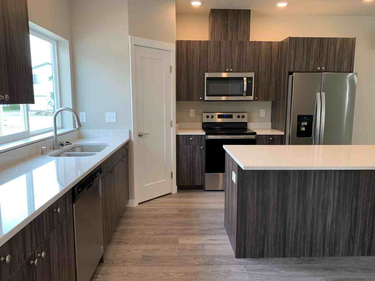 644 E Street - Photo 4 of 31