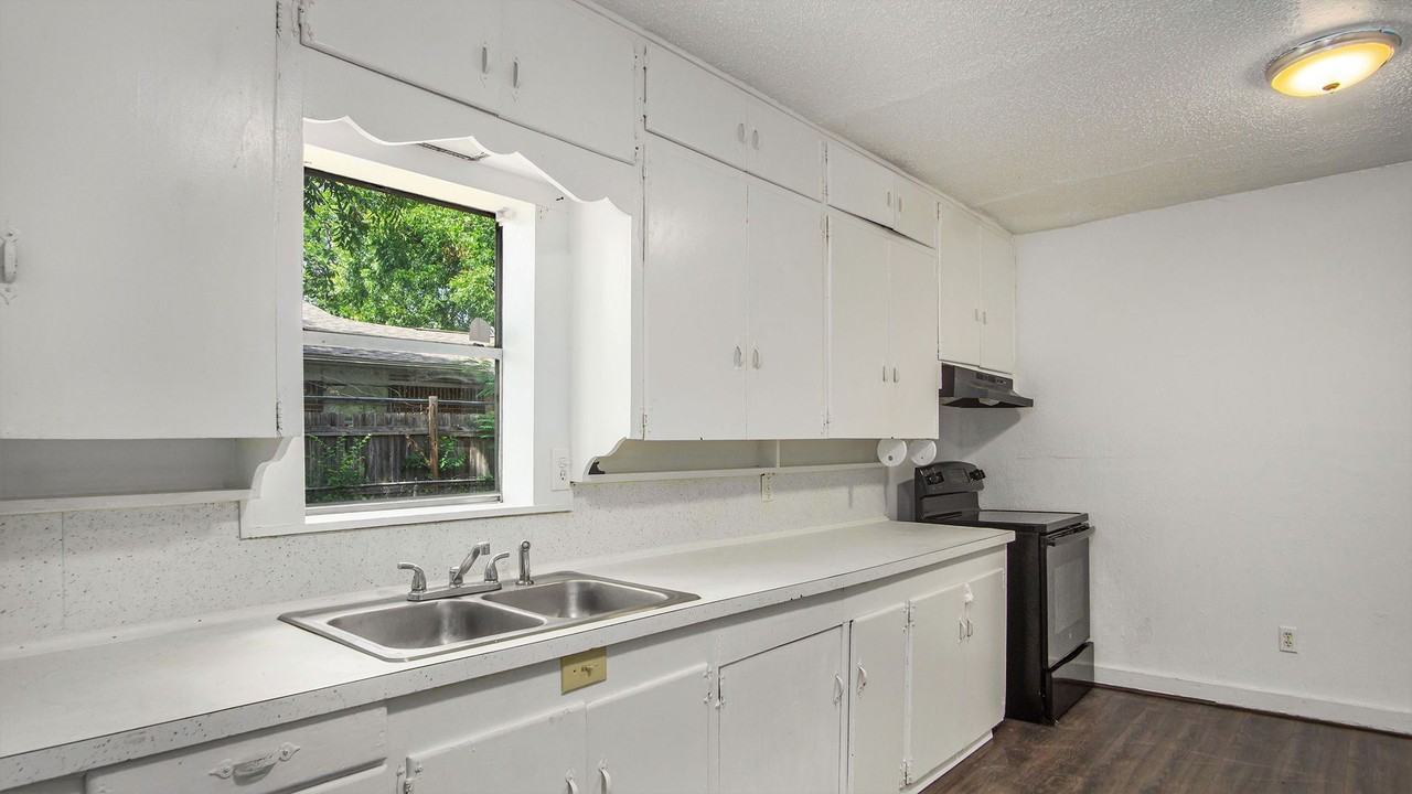 1111 Saint Edwards St - Photo 5 of 24