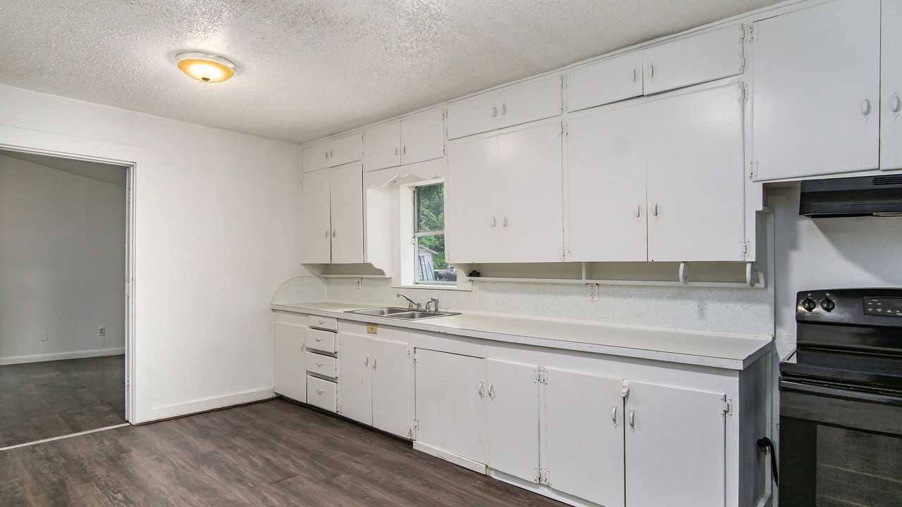 1111 Saint Edwards St - Photo 6 of 24