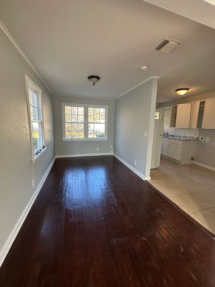 124 E Olive St - Photo 3 of 8