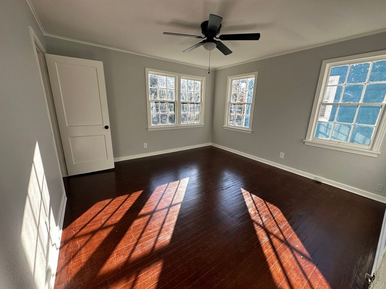 124 E Olive St - Photo 4 of 8