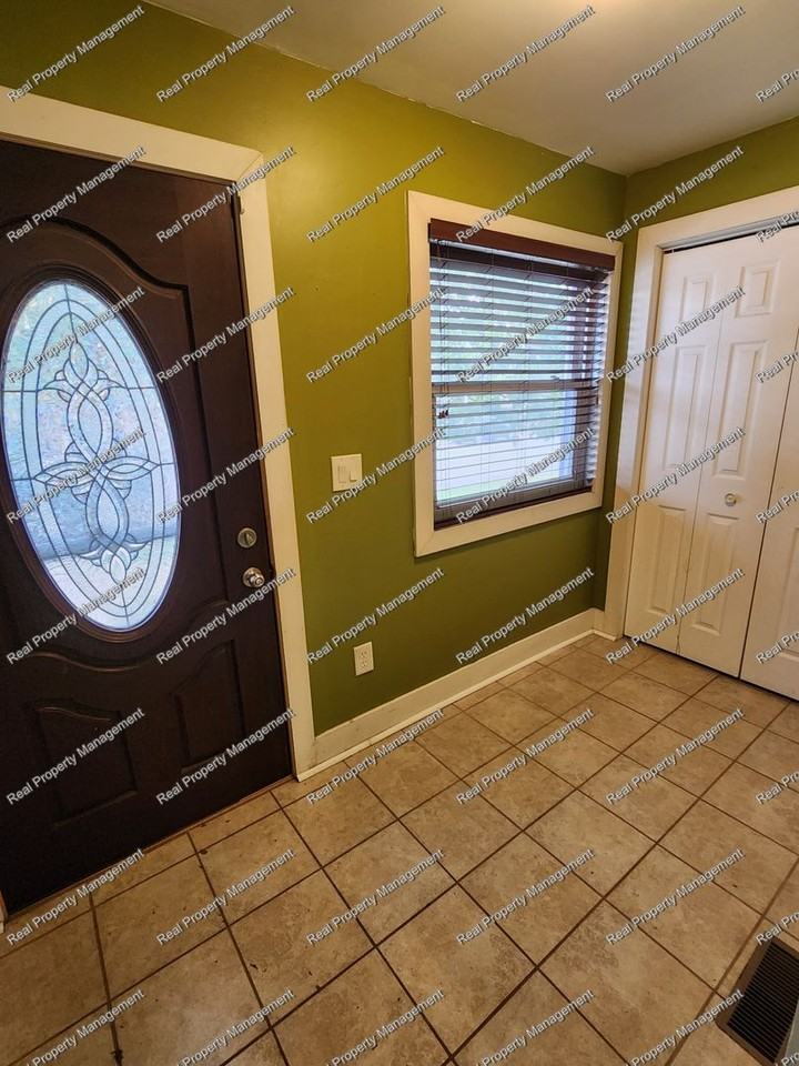 2512 White Oak Ave - Photo 3 of 17