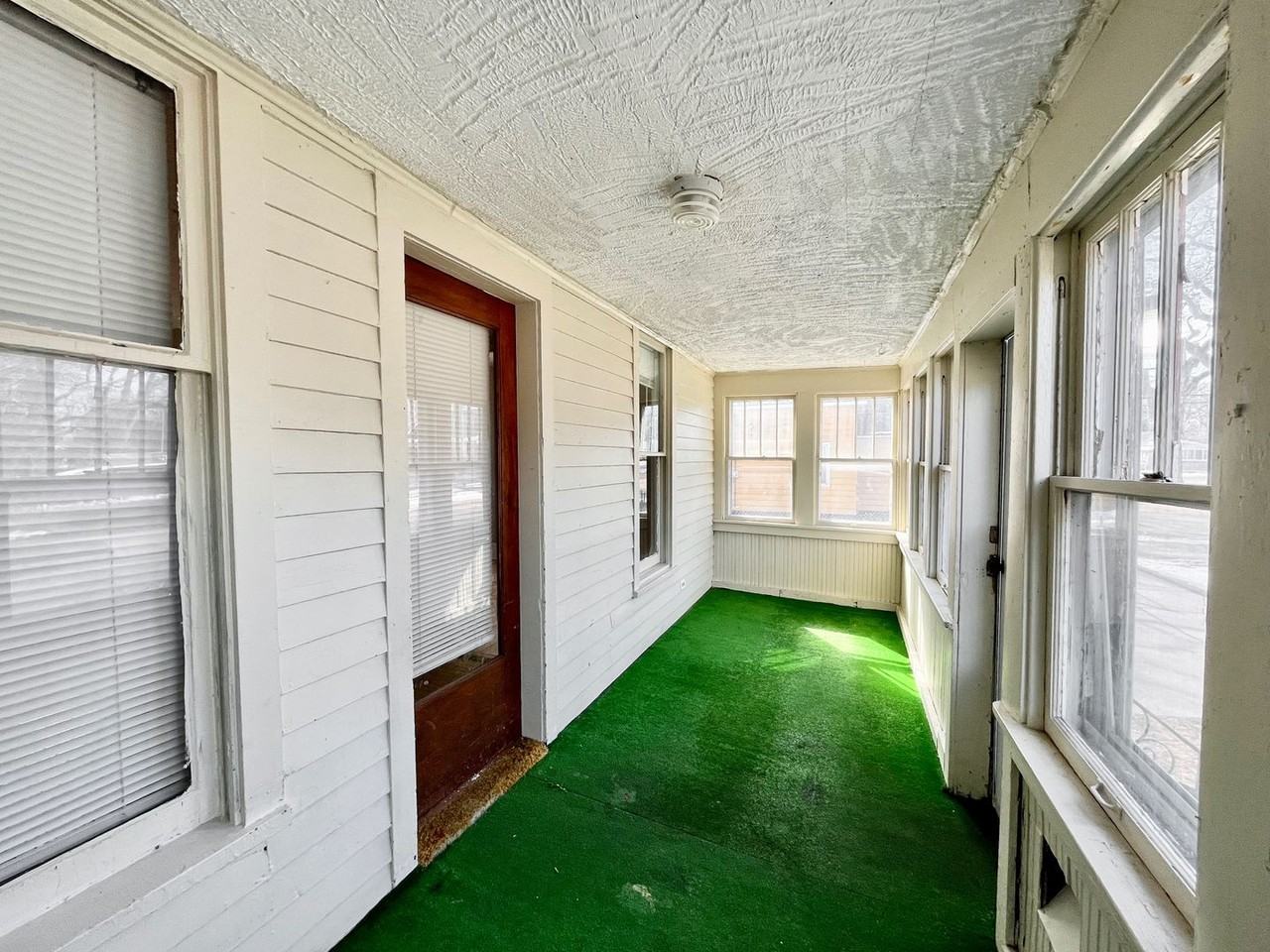 Chestnut 1114 - Photo 2 of 15