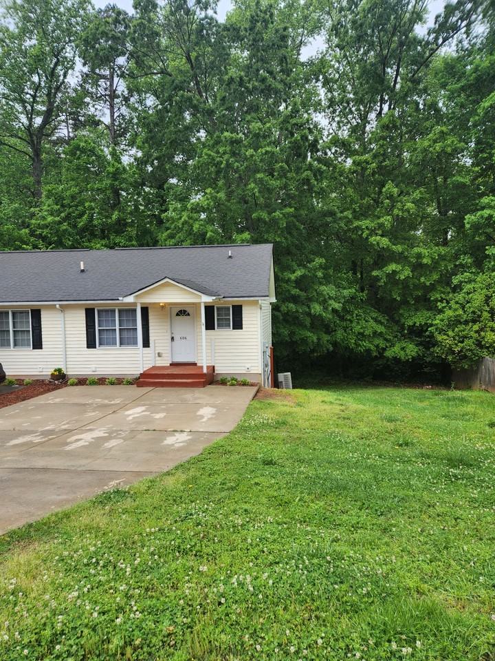 Cute duplex in Belmont- - Photo 2 of 40