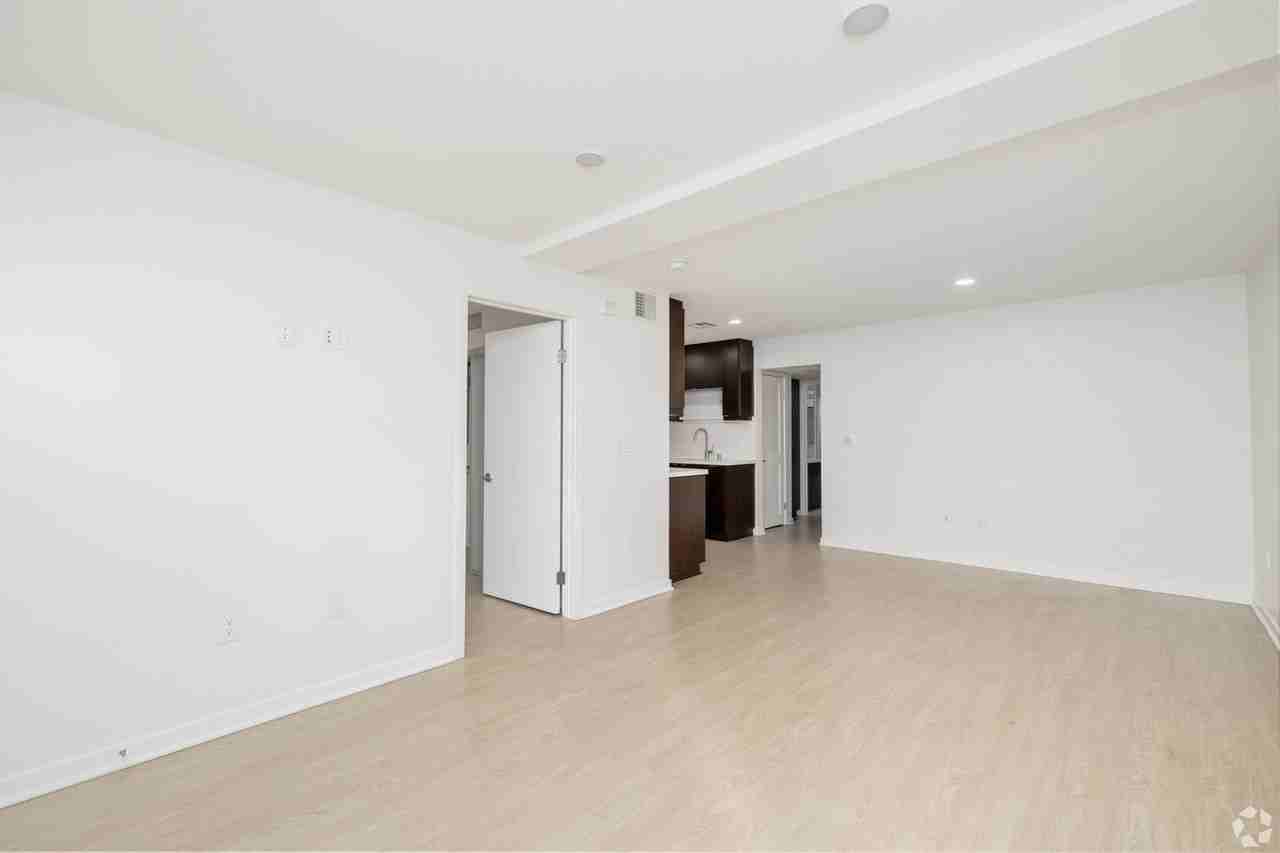 Luxe West - Photo 5 of 10