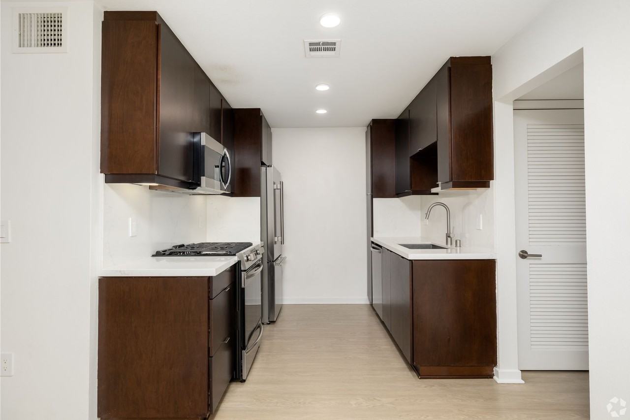 Luxe West - Photo 6 of 10