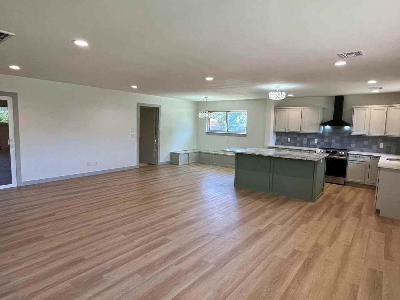7501 Nw 28th St - Photo 4 of 29