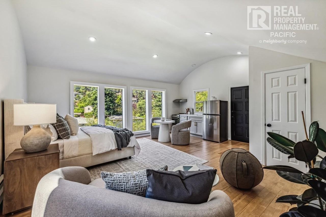 1850A Woodhaven Way - Photo 3 of 10