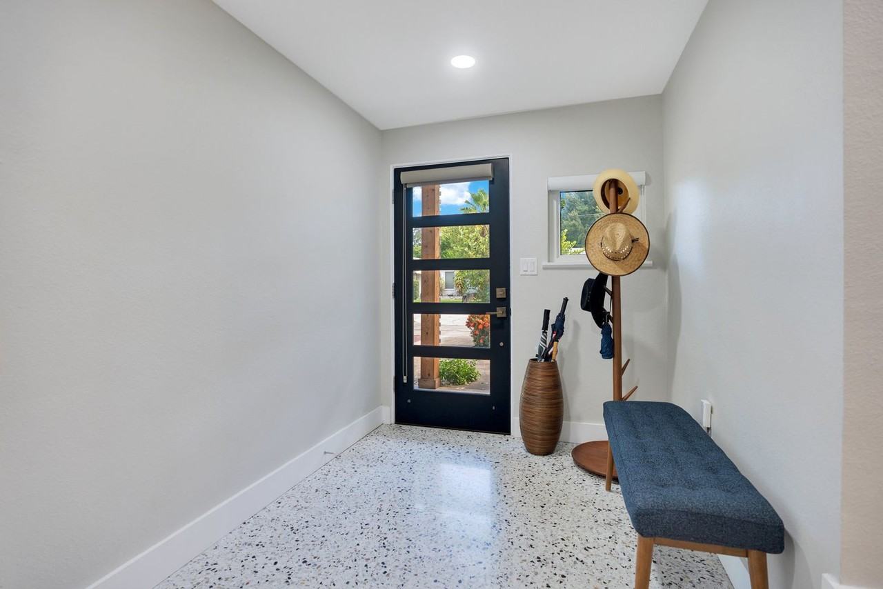 714 E Church St - Photo 3 of 44