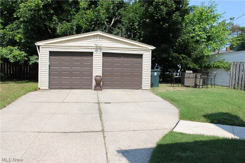 1222 Castleton Rd - Photo 3 of 11