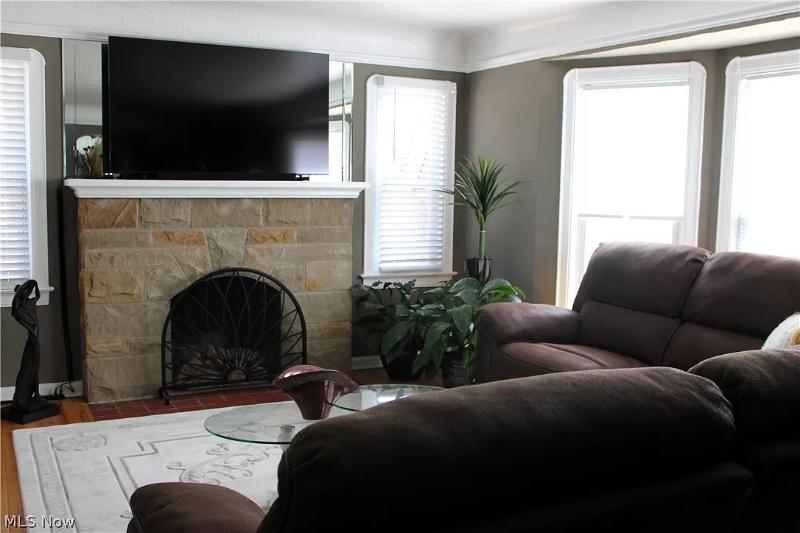 1222 Castleton Rd - Photo 4 of 11