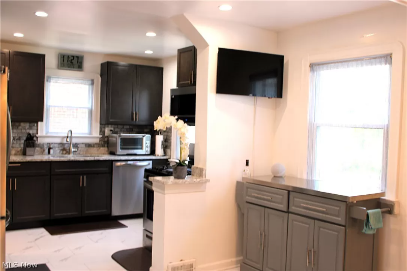 1222 Castleton Rd - Photo 5 of 11