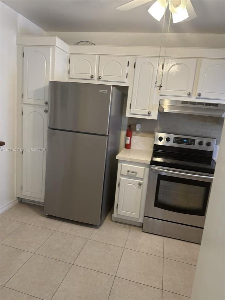 411 S Hollybrook Dr #308 - Photo 3 of 6