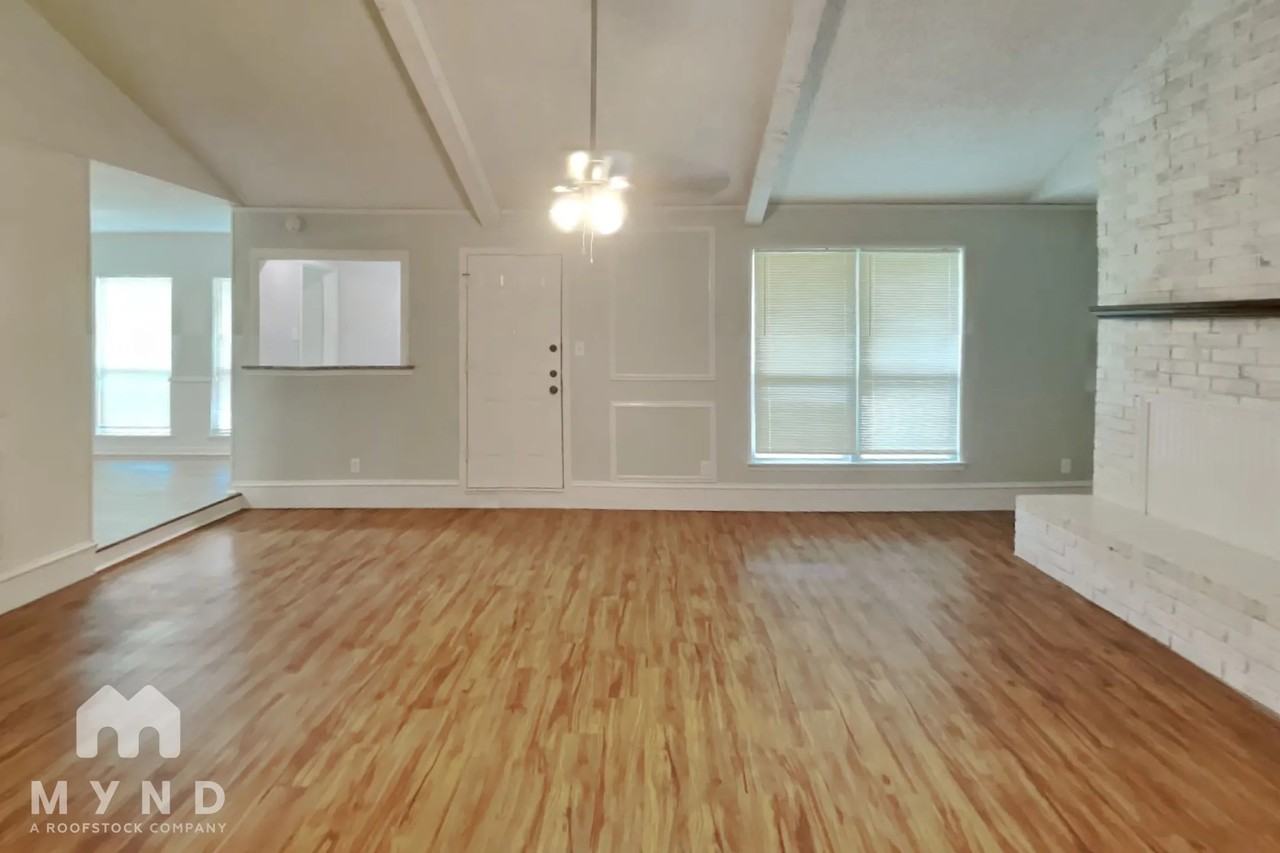 3305 Heritage Ln - Photo 3 of 24